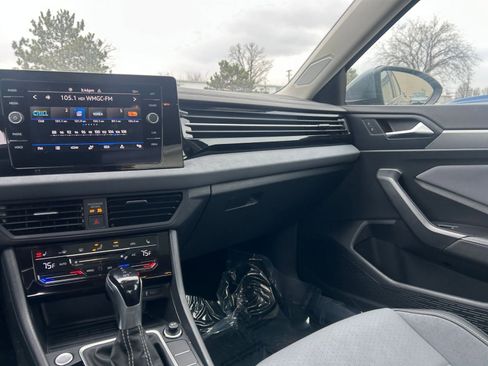 Used 2025 Volkswagen Jetta SE image 37