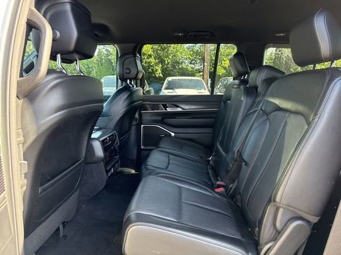 Used 2024 Jeep Wagoneer Series II w/ Flexible Seating Group AWD/4WD image 17