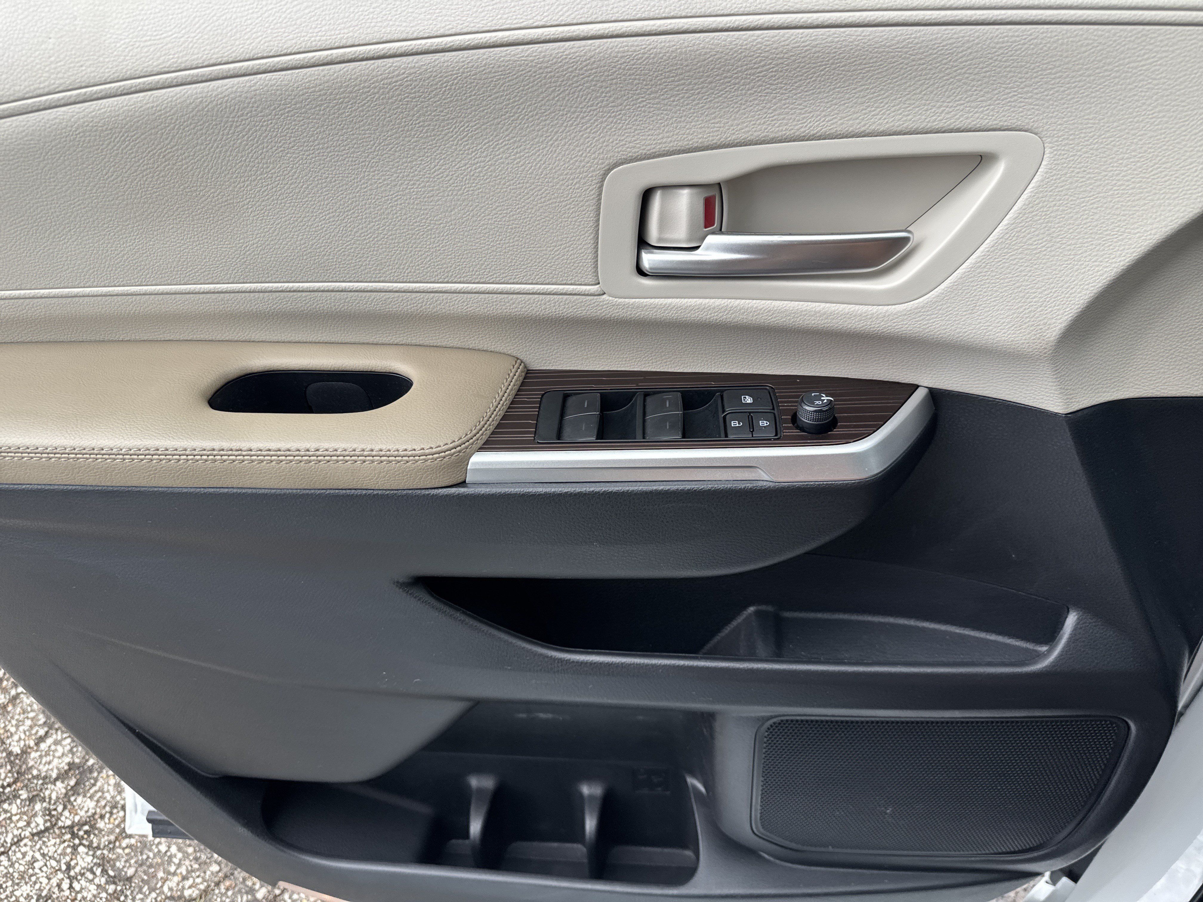 Used 2023 Toyota Sienna XLE AWD/4WD image 9