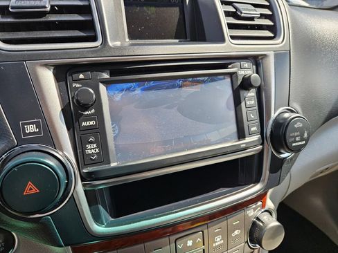Used 2013 Toyota Highlander Limited AWD/4WD image 30