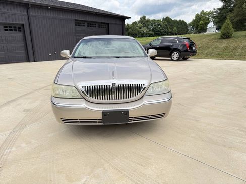 Used 2003 Lincoln Town Car Signature RWD image 3