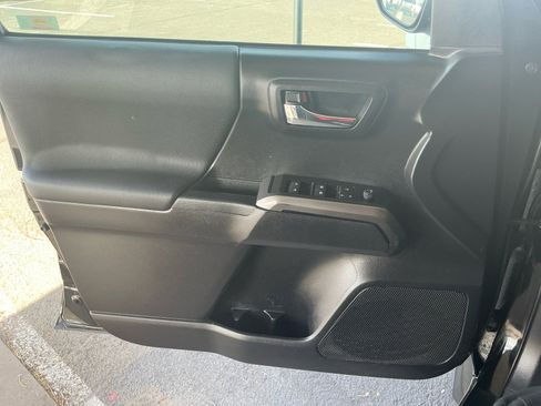 Used 2020 Toyota Tacoma TRD Sport w/ Technology Package image 13