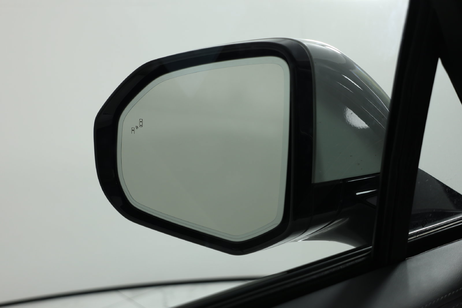 Used 2023 Rivian R1S Adventure Dual AWD/4WD image 17