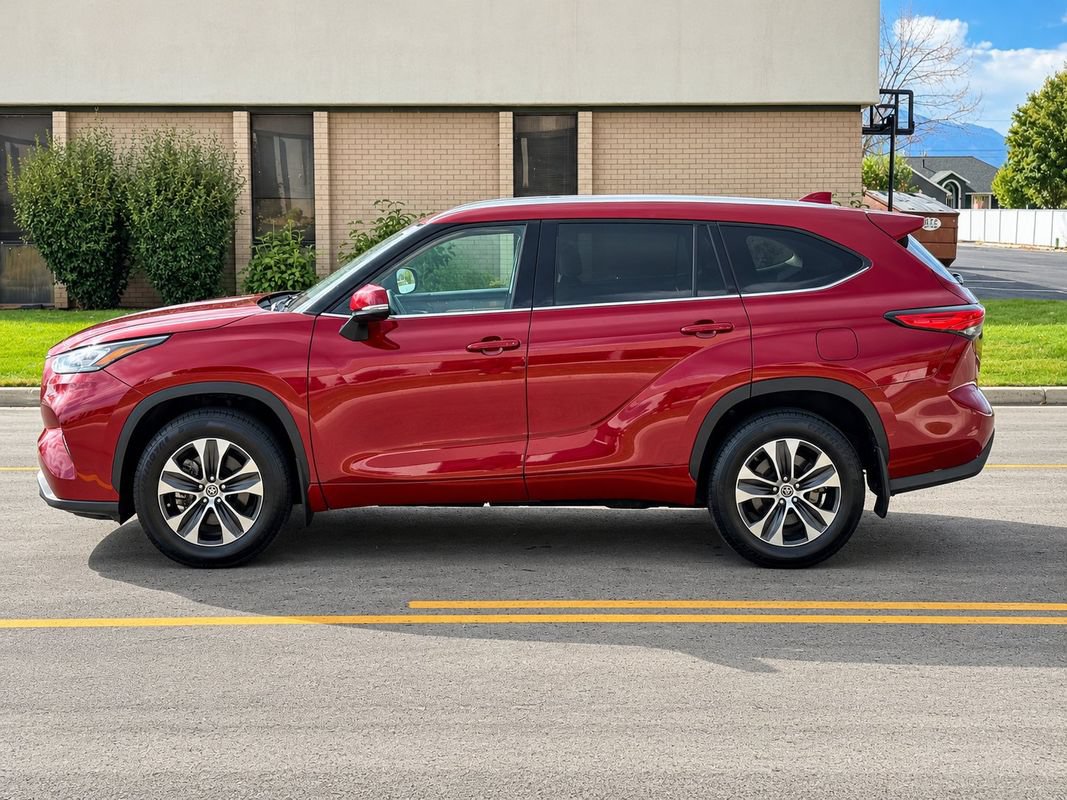 Used 2020 Toyota Highlander XLE AWD/4WD image 2