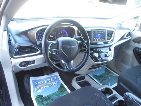 Used 2020 Chrysler Voyager LX image 18