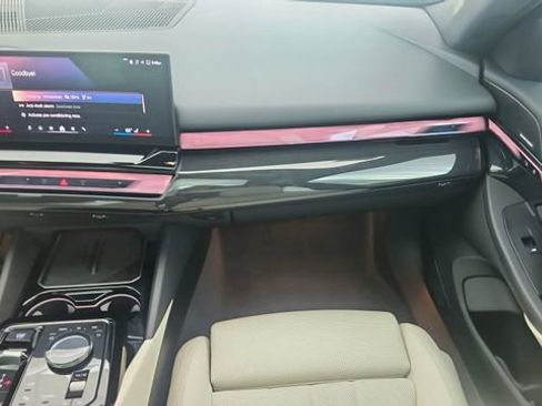 Used 2025 BMW i5 xDrive40 image 38