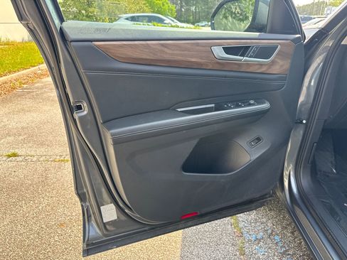 Used 2025 Volkswagen Atlas SE image 10