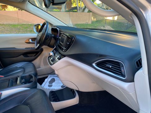 Used 2017 Chrysler Pacifica Touring-L image 48