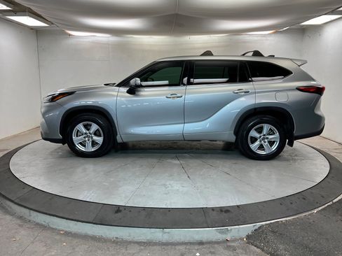 Used 2022 Toyota Highlander LE image 2