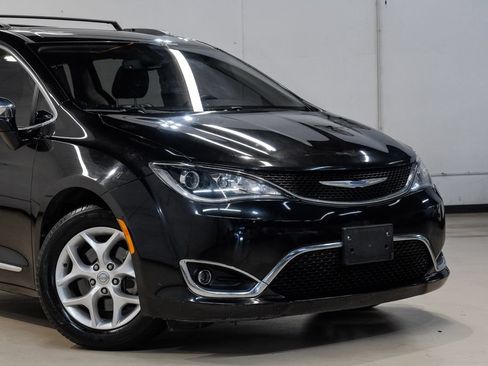 Used 2020 Chrysler Pacifica Limited FWD image 11