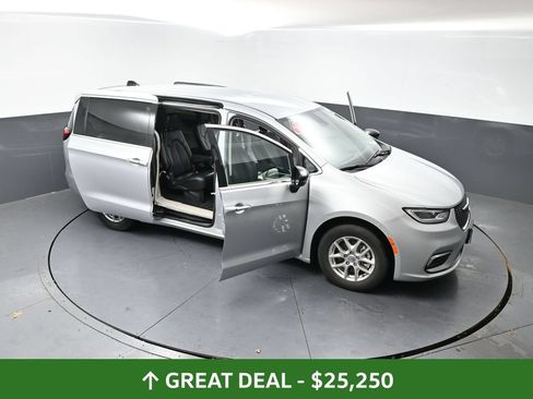 Used 2024 Chrysler Pacifica Touring-L FWD image 59