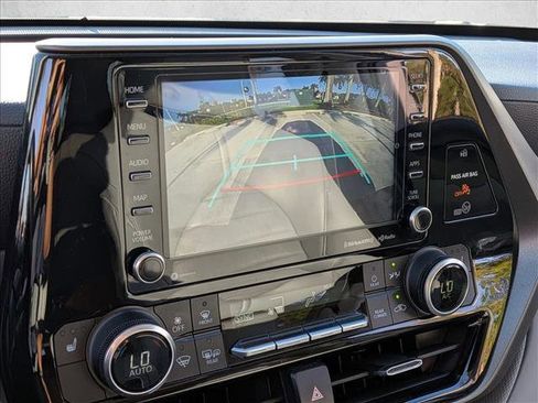 Used 2021 Toyota Highlander XLE FWD image 13