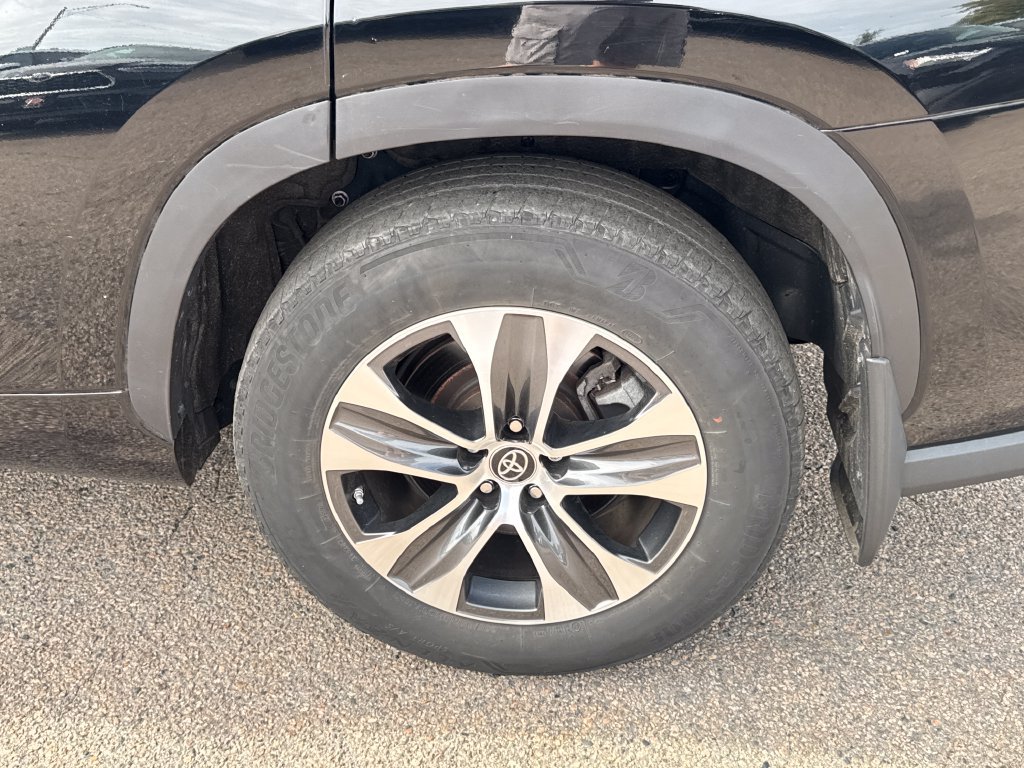 Used 2023 Toyota Highlander XLE AWD/4WD image 45