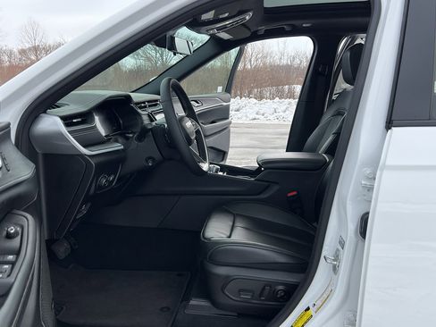 Used 2024 Jeep Grand Cherokee Limited w/ Luxury Tech Group II image 15