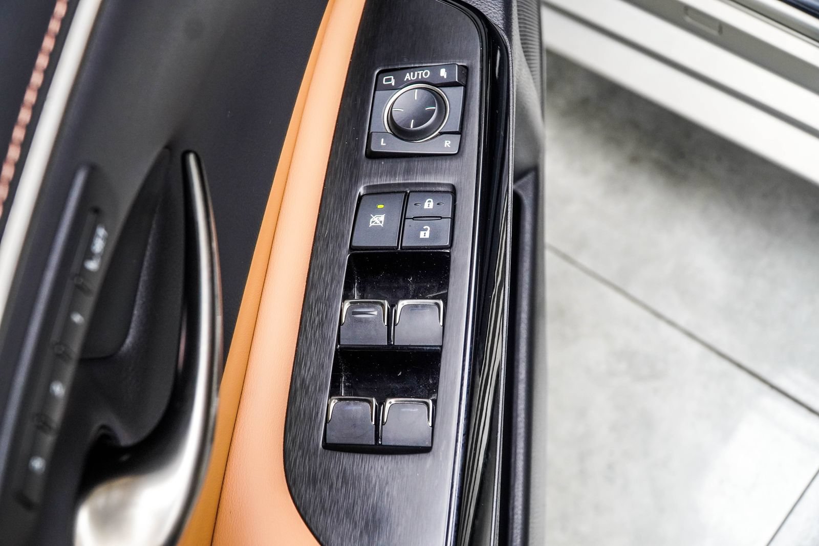 Used 2023 Lexus ES 350 w/ Premium Package FWD image 37