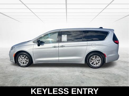 Used 2024 Chrysler Pacifica Touring-L image 8