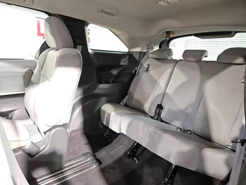 Used 2025 Toyota Sienna LE FWD image 35