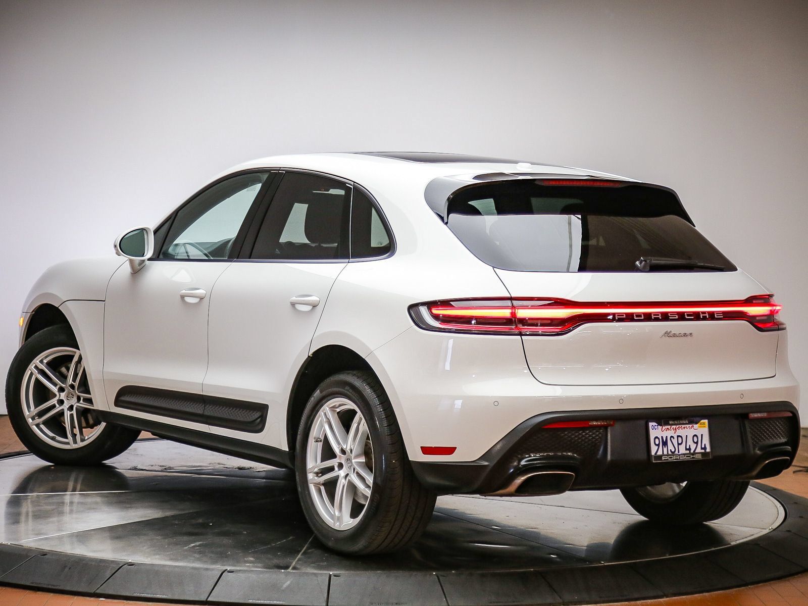 Certified 2025 Porsche Macan AWD/4WD image 5