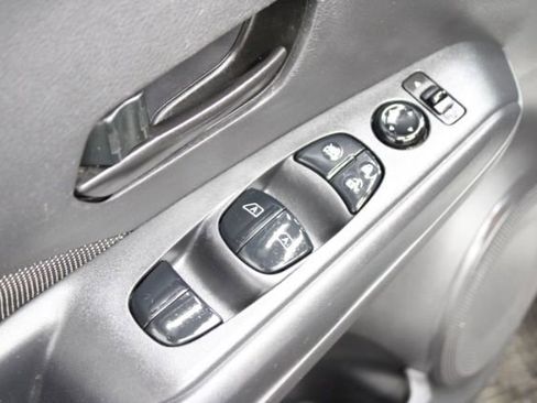 Used 2020 Nissan Kicks S image 9