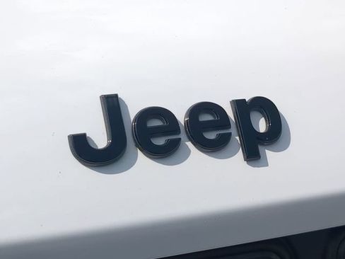 Certified 2025 Jeep Grand Cherokee Altitude AWD/4WD image 13