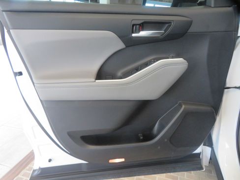 Used 2023 Toyota Highlander XLE FWD image 13