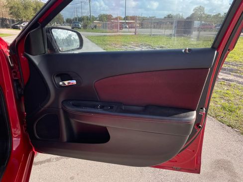 Used 2011 Dodge Avenger image 31