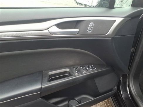 Used 2020 Ford Fusion SE image 9