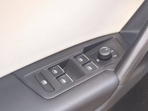 Used 2021 Volkswagen Tiguan SE AWD/4WD image 12