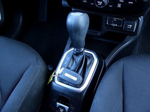 Used 2019 Jeep Renegade Latitude w/ Popular Equipment Group image 27