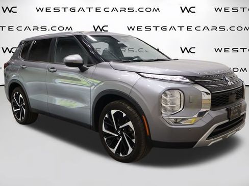 Used 2022 Mitsubishi Outlander SE image 2