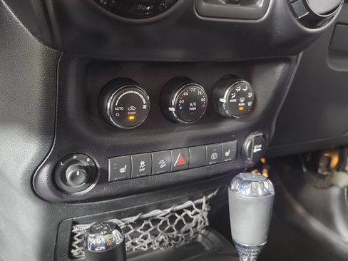 Used 2017 Jeep Wrangler Unlimited Sahara AWD/4WD image 17