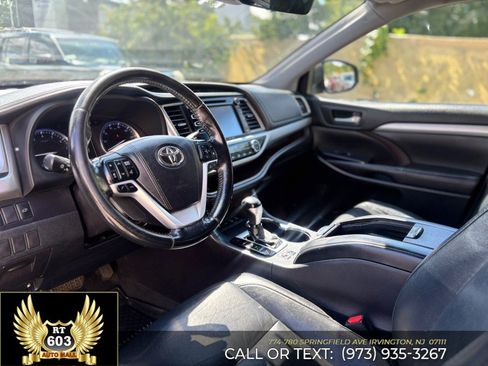 Used 2018 Toyota Highlander XLE AWD/4WD image 19