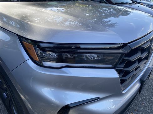 Used 2025 Honda Pilot Sport image 6