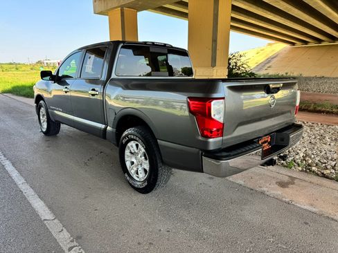 Used 2018 Nissan Titan SV AWD/4WD image 5