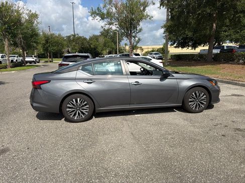 Used 2024 Nissan Altima 2.5 SV FWD image 6