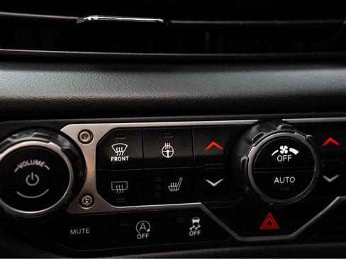 Used 2025 Jeep Gladiator Rubicon w/ Convenience Group AWD/4WD image 19