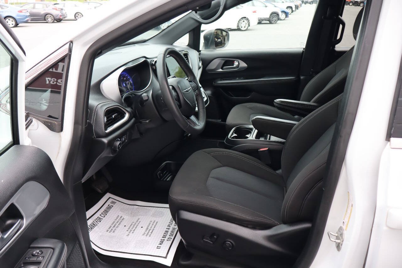 Used 2023 Chrysler Pacifica Touring FWD image 6