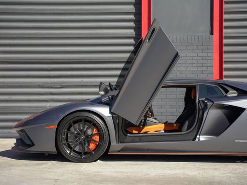 Used 2017 Lamborghini Aventador S image 2