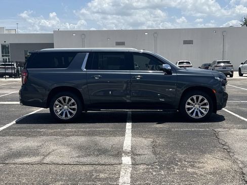 Used 2021 Chevrolet Suburban Premier w/ Premium Package RWD image 4