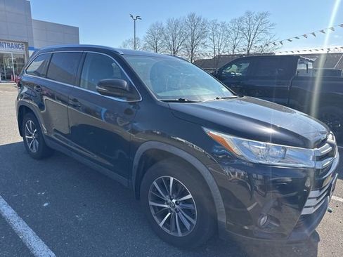 Used 2019 Toyota Highlander XLE image 2