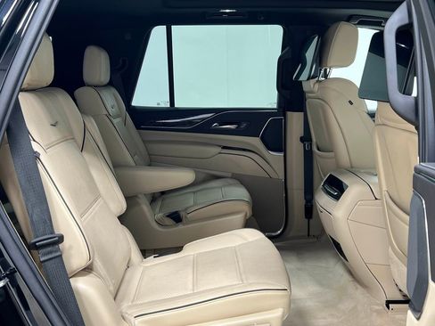 Used 2021 Cadillac Escalade Premium Luxury AWD/4WD image 38