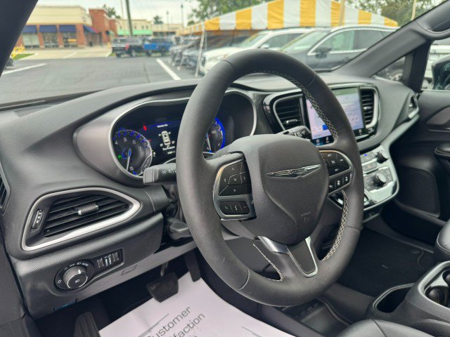 Used 2026 Chrysler Pacifica Select FWD image 18