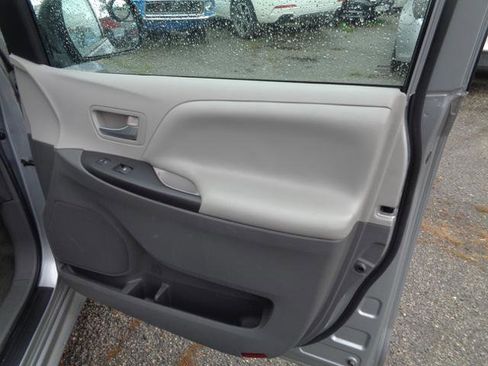 Used 2015 Toyota Sienna LE FWD image 27