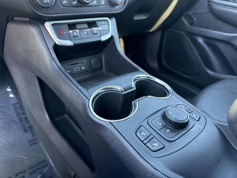 Used 2023 GMC Terrain SLT image 27