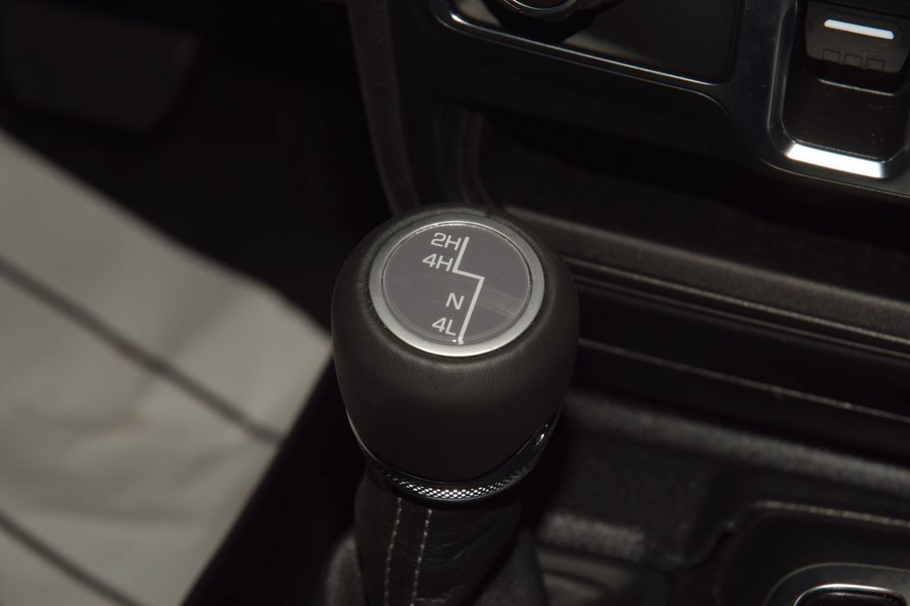 Used 2025 Jeep Wrangler Unlimited Sahara AWD/4WD image 33