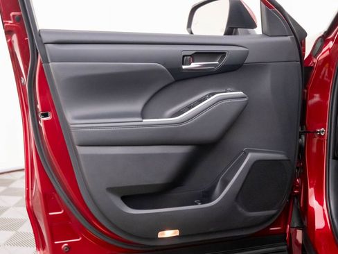 Used 2022 Toyota Highlander XLE image 12