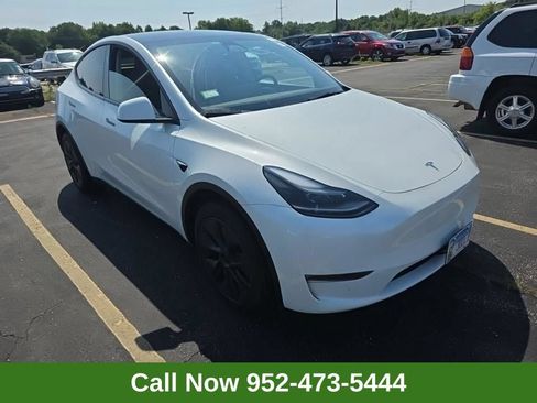 Used 2024 Tesla Model Y Long Range AWD/4WD image 1