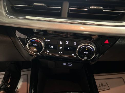 Used 2025 Chevrolet Trax LT w/ LT Convenience Package FWD image 17