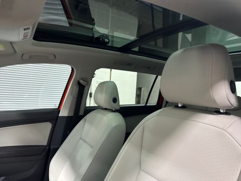 Used 2018 Volkswagen Tiguan SE w/ Panoramic Sunroof Package AWD/4WD image 12