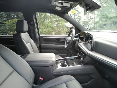 Used 2026 Chevrolet Suburban Z71 AWD/4WD image 17